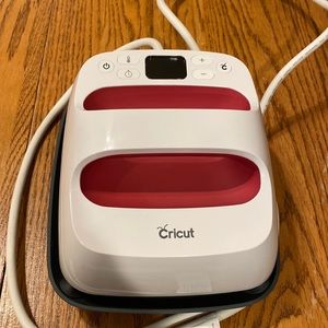 cricut 6x7 easy press machine. used twice & no box.